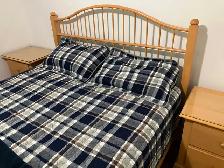 Ensemble de chambre à coucher en érable massif.