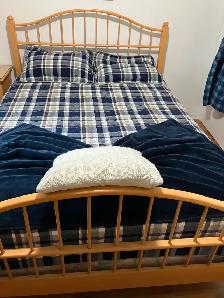 Ensemble de chambre à coucher en érable massif. - Photo 2