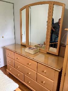Ensemble de chambre à coucher en érable massif. - Photo 3