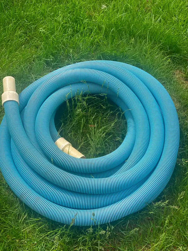 Boyau 32 pi balayeuse (piscine), embout réparé/collé époxy 15$