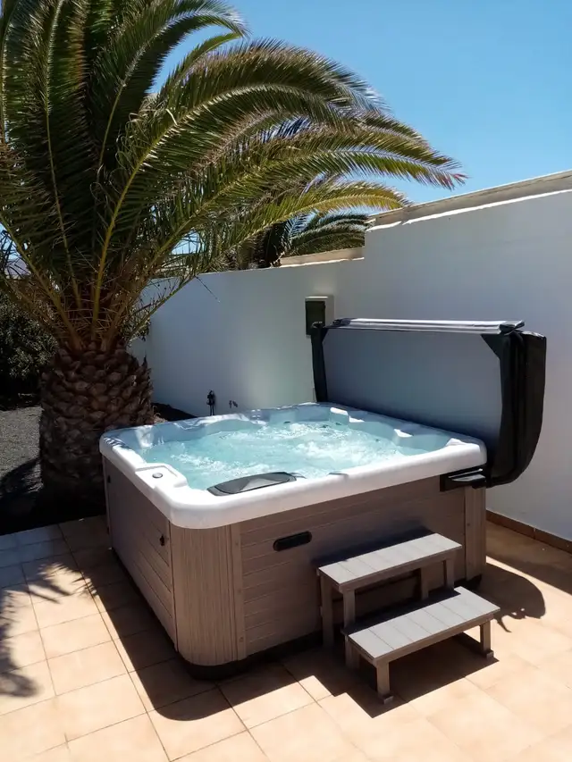 3 PUMP BENCH HOT TUB