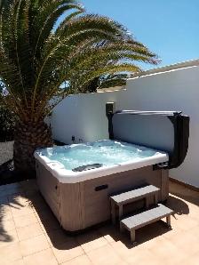 3 PUMP BENCH HOT TUB