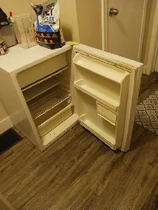 Little fridge for sale - Photo 2
