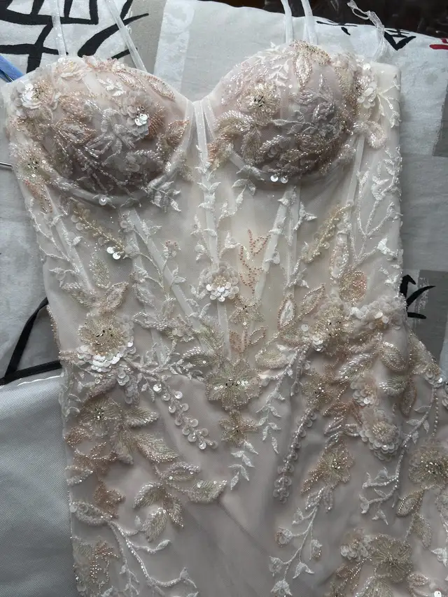 Robe de mariée ornée de perles