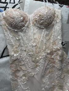 Robe de mariée ornée de perles
