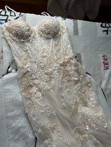 Robe de mariée ornée de perles - Photo 5