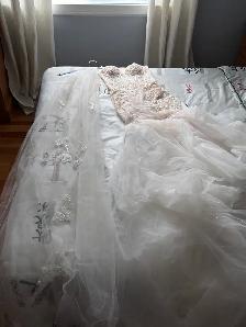 Robe de mariée ornée de perles - Photo 8