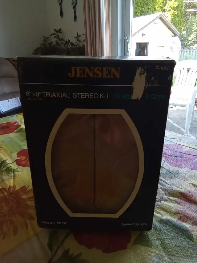 Haut-parleurs d'auto neufs Jensen 6 par 9 .