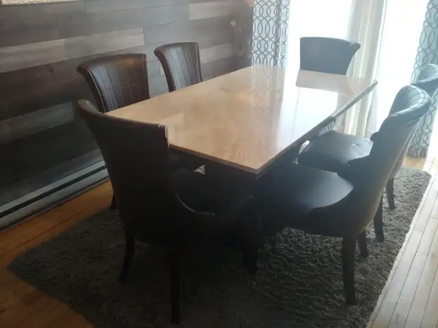 999$. Ensemble table et 6 chaises de salle à manger en bon état.
