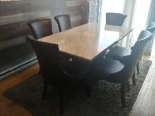 999$. Ensemble table et 6 chaises de salle à manger en bon état.