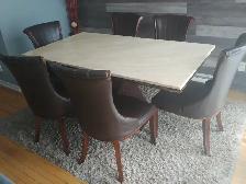 999$. Ensemble table et 6 chaises de salle à manger en bon état. - Photo 2