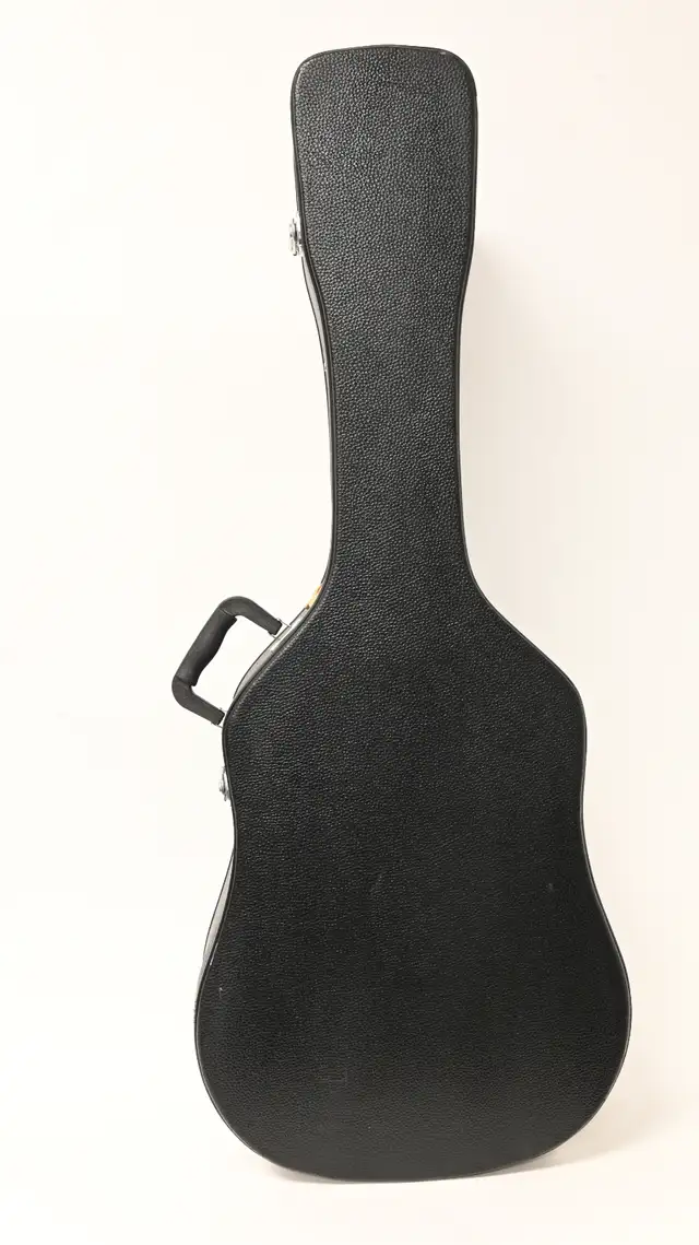 Acoustic guitar hard case fender case USED in good condition