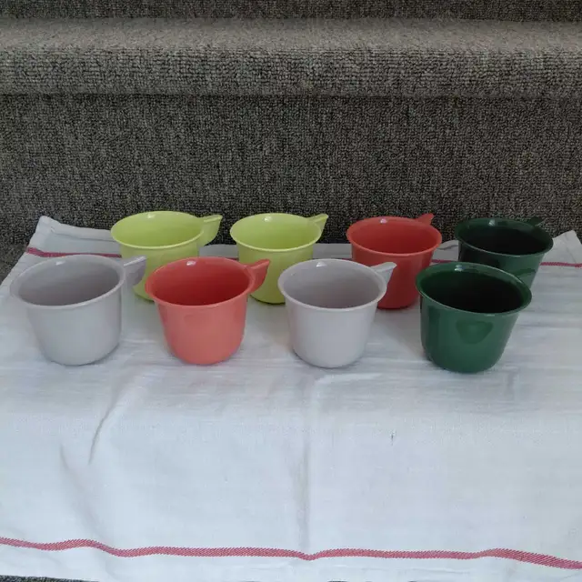 Ensemble de 8 tasses vintage en mélamine