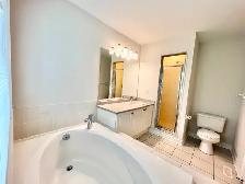 3 BED   3 BATH TOWNHOUSE IN THORNHILL - Photo 5