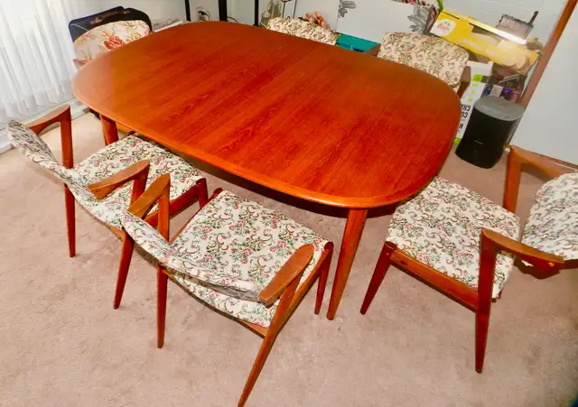 Solid Wood TEAK Ext. Dining Table   6 Chairs Very Good Condition