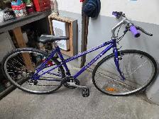 Velo hybride Bianchi mauve 21 vitesses roues 700c cadre 18.5po