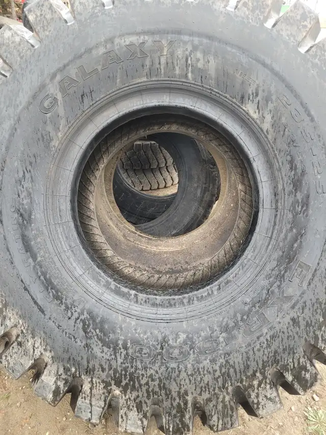 23.5x25 Galaxy ERX-300 Tire