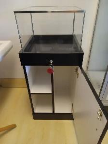 Locking Display Case with Keys - Photo 3