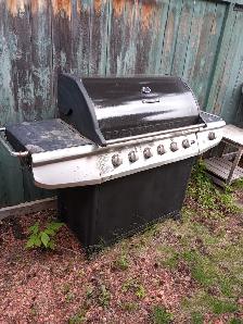 FREE     6 burner bbq BRINKMAN