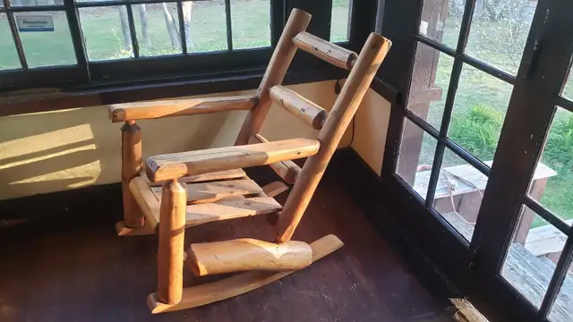 Chaise berçante en bois solide