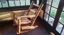 Chaise berçante en bois solide