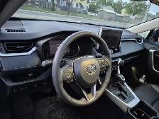 2023 Toyota RAV4 XLE AWD Only 27,365 KM- $47,900 Private Seller - Photo 7