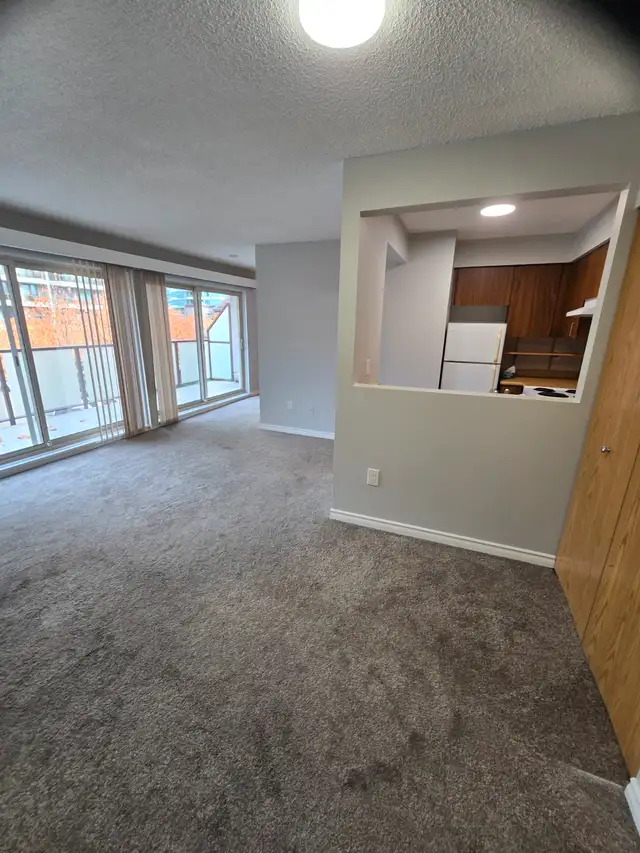 Top-Floor 1 BR  Block from Brentwood Mall