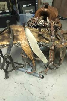 Vintage saddle and equipment - Photo 3
