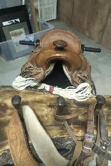 Vintage saddle and equipment - Photo 6