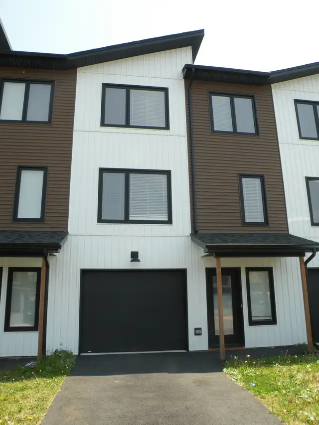 LUXURY TOWNHOUSE ELMSDALE 3  BDRMS 3.5 BATHS GARAGE