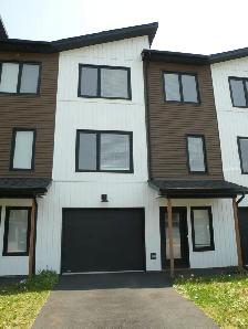 LUXURY TOWNHOUSE ELMSDALE 3  BDRMS 3.5 BATHS GARAGE