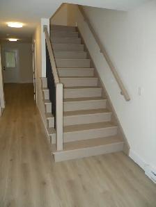 LUXURY TOWNHOUSE ELMSDALE 3  BDRMS 3.5 BATHS GARAGE - Photo 3