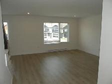 LUXURY TOWNHOUSE ELMSDALE 3  BDRMS 3.5 BATHS GARAGE - Photo 5