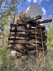 Used railway ties and telephone poles - Photo 3
