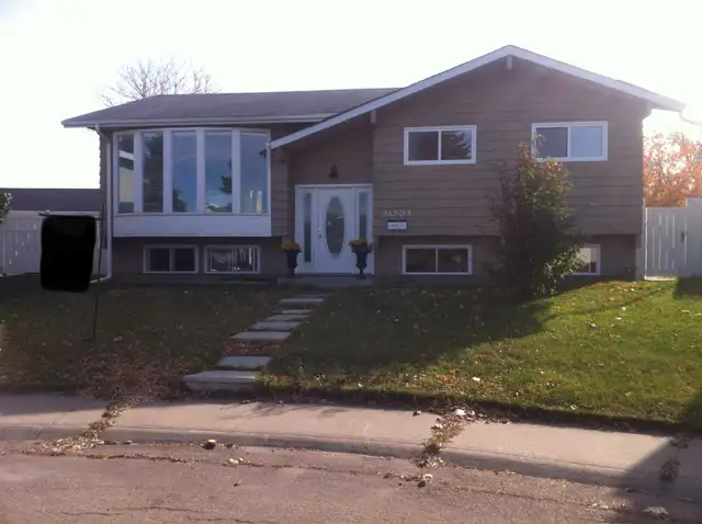House with extra large garage for rent