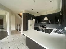 Bright corner townhouse unit Richmond hill - Photo 3