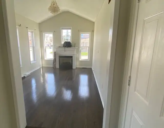 Bright corner townhouse in Richmond hill