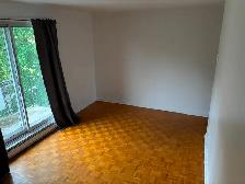 4.5, with new paint, 2-bedroom, new appliances, in Brossard - Photo 3