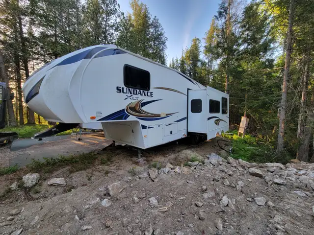 Immaculate 2012 Heartland Sundance XLT 28.5 BH fifth wheel