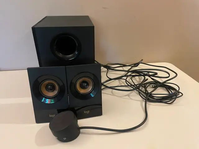 LIKE NEW - Logitech Z533 2.1 Speaker System with Subwoofer - Min