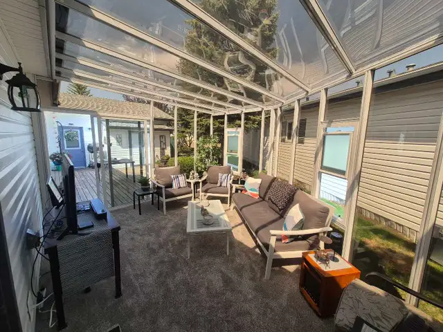 Sunroom Construction laborer