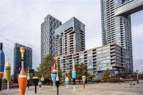 Stunning 1BDR Condo - Balcony, Parking, Locker - Downtown TO