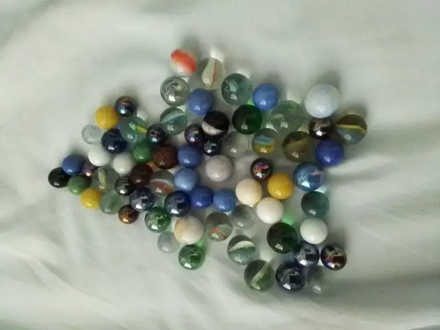 vintage LOT of 67 collectible 1960's MARBLES ($10 lot price)