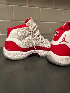 Air Jordan Cherry 11’s -youth - Photo 2