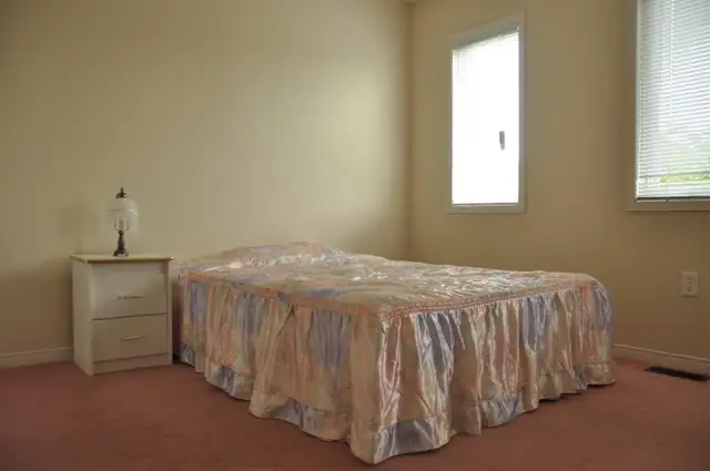 5 min walk to DC/UOIT North Oshawa private room available July 1