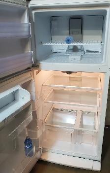 Whirlpool mid size fridge - Very good condition, clean cold - - Photo 6