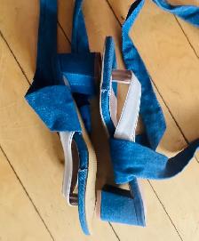 Pair of brand new denim high-heel sandals – never worn! - Photo 3