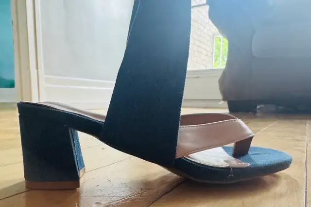 Sandales à talons neuves en denim – Jamais portées !