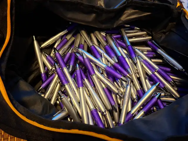 Environ 150 stylos à billes