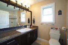 Spacious 3-Bedroom Family Home for Rent in Surrey - Photo 8
